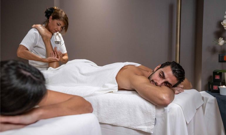 Zwei Personen erhalten eine entspannende Massage in einem Spa.