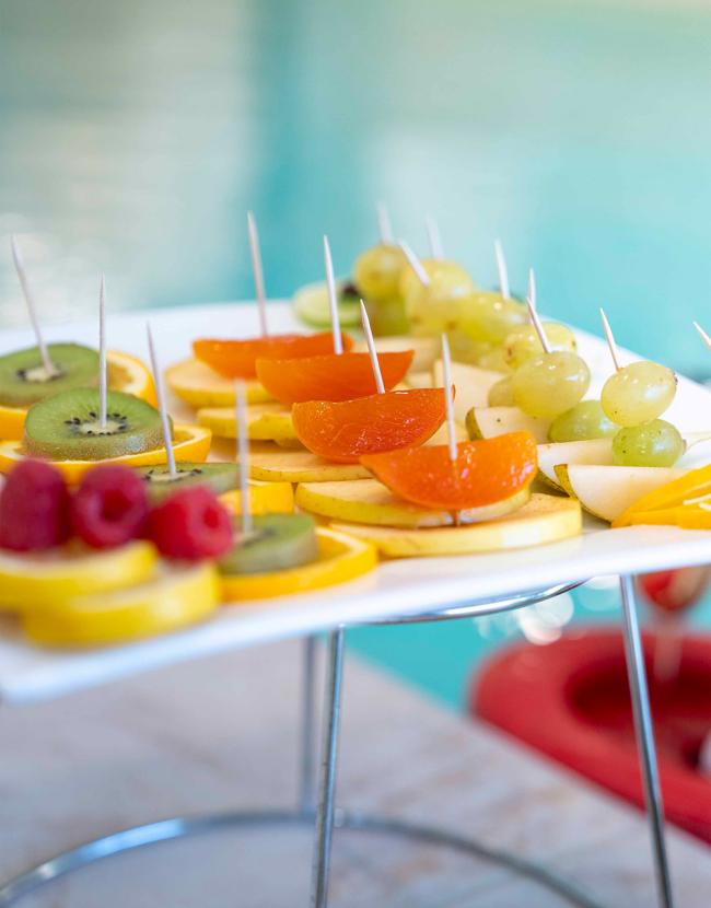 Spiedini di frutta fresca vicino alla piscina.